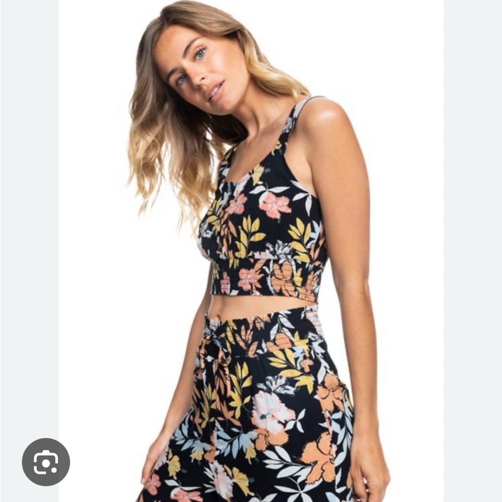 2 piece Roxy “sea fog” set. Crop top and skirt set. Excellent condition!